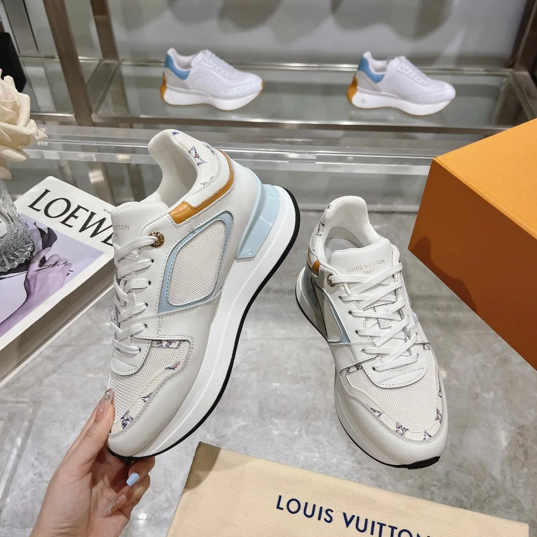 [L Family] P: 760💰Size 35-42 for women, 39-46 for men, (41.42 for women, 45.46 for men, customized) .LV Donkey Brand 🔥🔥LOUIS VUITTON Louis Vuitton's official website synchronizes the 2025 autumn and winter couple's models, which are now on the market, this Neo Run Away sneakers are inspired by running shoes, integrating LV's iconic must-have shoes into the trend. This version is a 1:1 replica of the original version. It is made of two-tone calfskin to highlight its simple lines and unique wedge outsole. Key details include the LV initials on the side and an engraved gold heel stabilizer on the back plus a 2cm hidden insole.